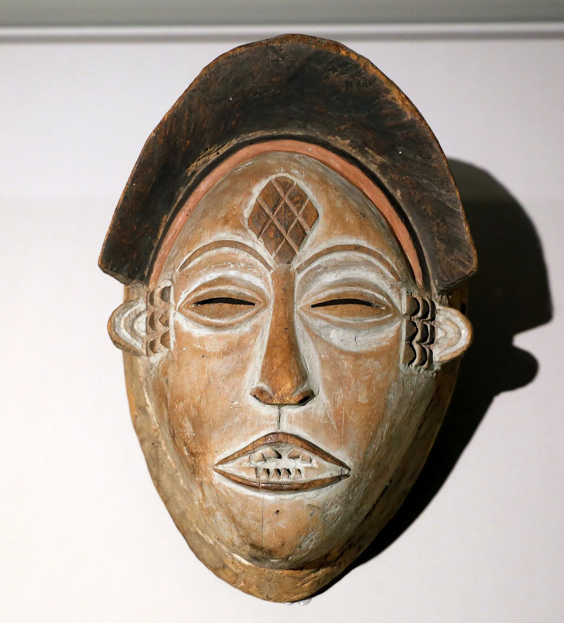Masque mukudj blanc au front scarifié en losanges