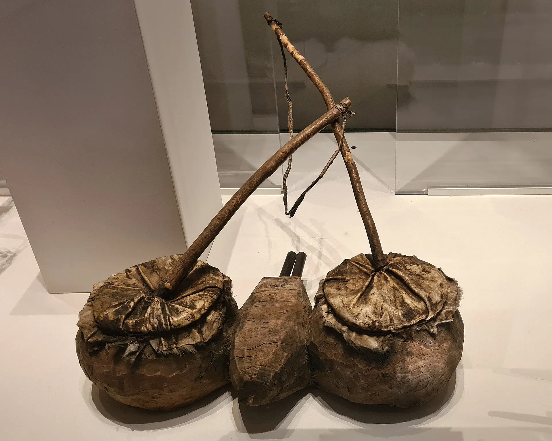 Soufflet de forge à deux poches de peau et tuyère de bois