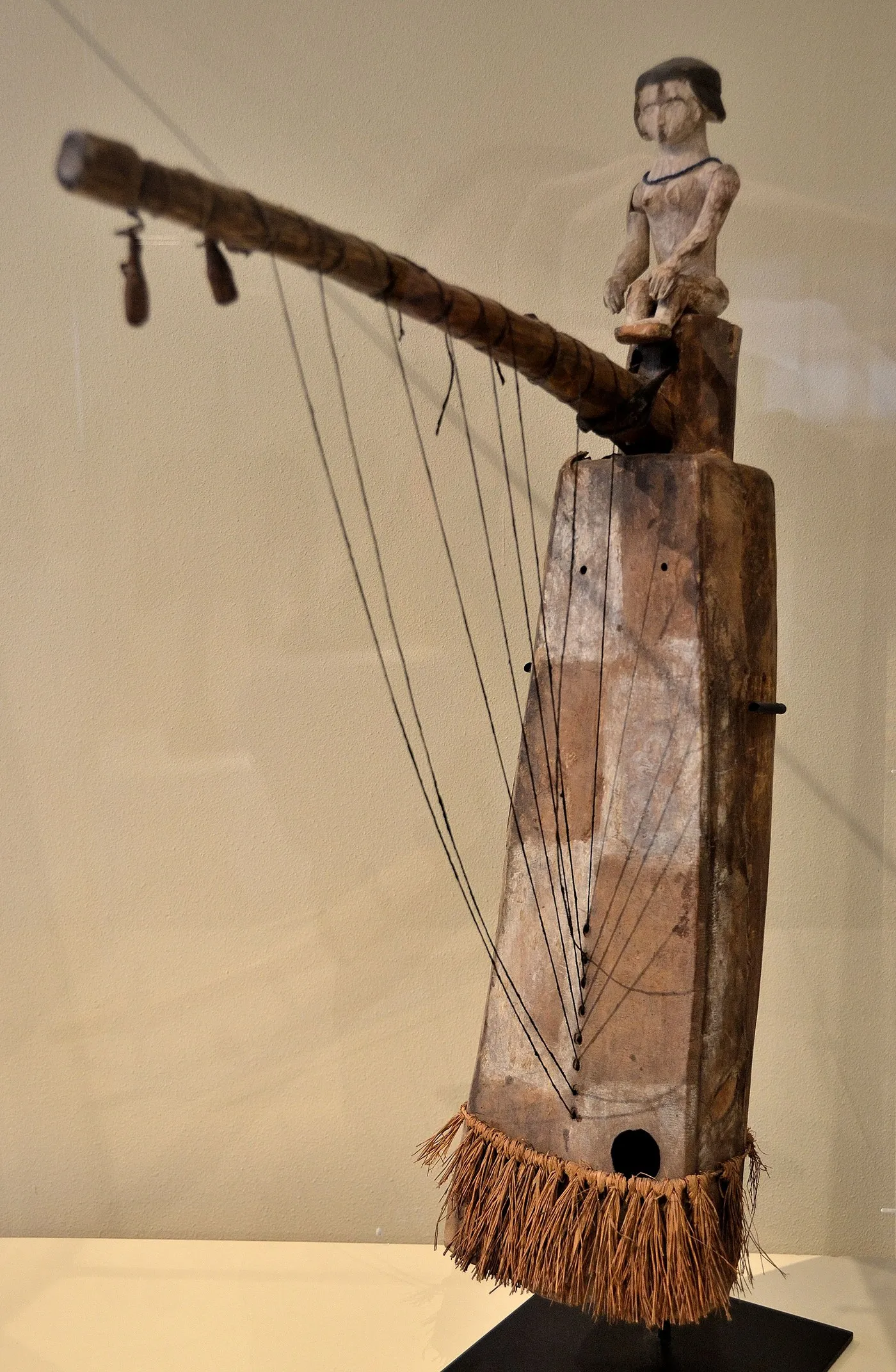 Harpe gabonaise à caisse de peau, surmontée d’une figure sculptée