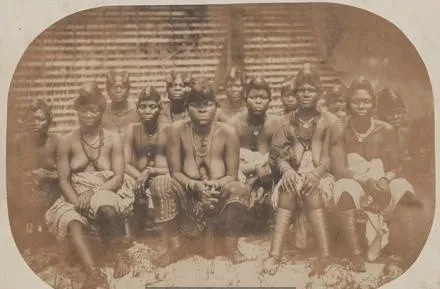 Photographie de 1862 : les femmes du roi Denis réunies, coiffures hautes et colliers de perles