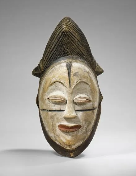 Masque mpongwè au visage blanchi, cimier strié noir et lèvres rouges