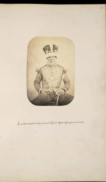 Planche d’album : portrait du roi Denis couronné, légende calligraphiée à l’encre sous le tirage